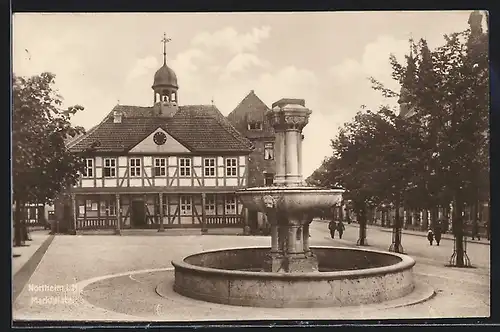AK Northeim i. H., Marktplatz mit Brunnen und Strasse