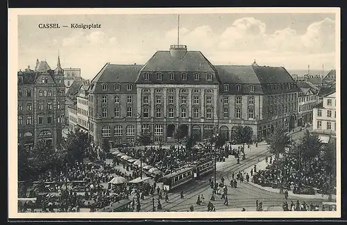 AK Kassel, Hessischer Bankverein Akt. Ges. am Königsplatz mit Strassenbahn