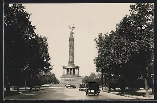 AK Berlin-Tiergarten, Siegessäule mit Oldtimer-Autos