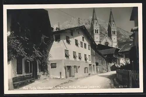 AK Telfs /Oberinntal, Strassenpartie mit Kirche gegen Hohe Munde