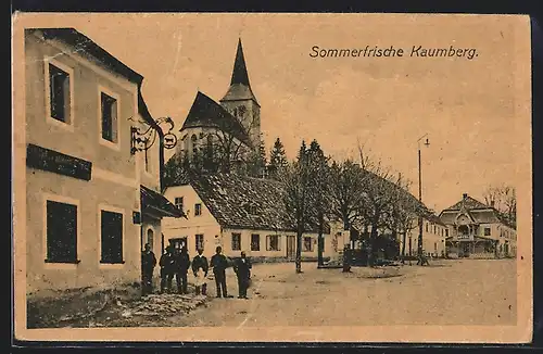 AK Kaumberg, Strassenpartie mit Menschen vor einem Gasthof