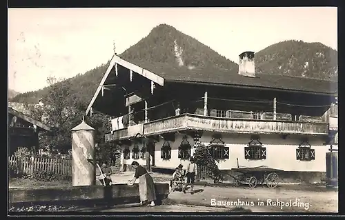 AK Ruhpolding, Bauernhaus mit Brunnen und Bäuerin