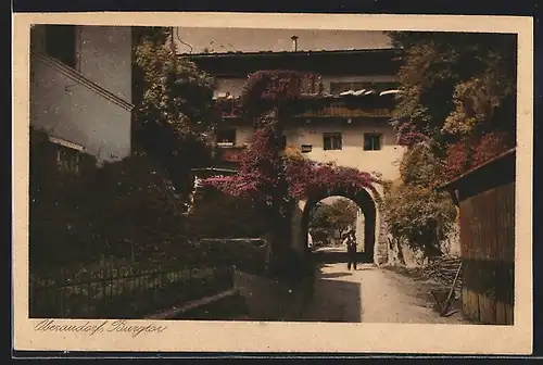 AK Oberaudorf, Mann vor dem Burgtor