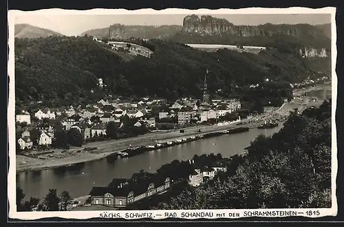 AK Bad Schandau /Sächs. Schweiz, Ortsansicht am Fluss gegen die Schrammsteine