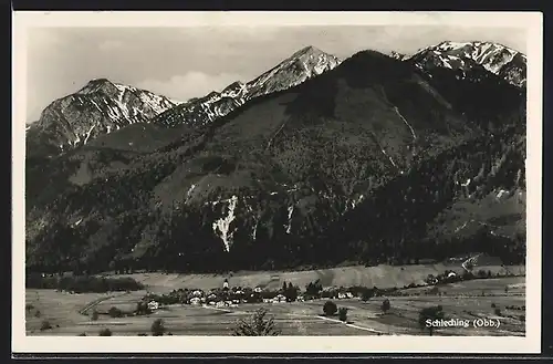 AK Schleching (Obb.), Ortsansicht gegen Gebirgsmassiv