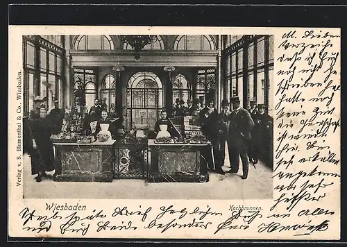 AK Wiesbaden, Kochbrunnen, Innenansicht mit Kurgästen