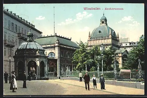 AK Wiesbaden, Kochbrunnen mit Passanten