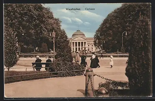AK Wiesbaden, Curhaus mit Spaziergängern