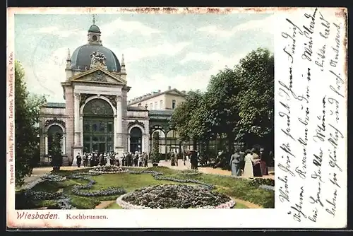 AK Wiesbaden, Kochbrunnen mit Besuchergruppe