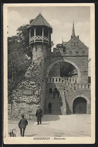 AK Wiesbaden, Besucher am Römertor