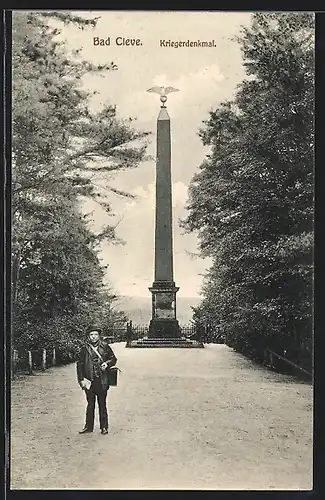 AK Bad Cleve, Besucher vorm Kriegerdenkmal