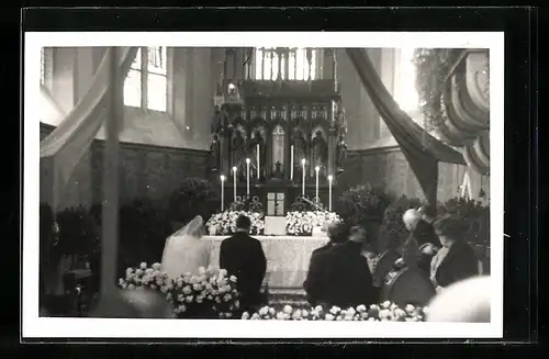 AK Vor dem Traualtar der Hochzeit von Fürst Franz Josef II. von Liechtenstein und Fürstin Gina 1943