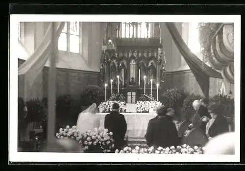 AK Hochzeitspaar Fürst Franz Josef II. und Fürstin Gina 1943 vor dem Traualtar