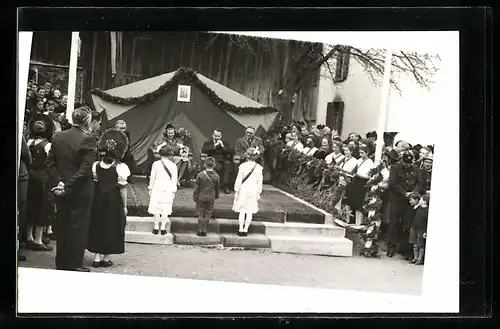 AK Kinder vor dem Hochzeitspaar Fürst Franz Josef II. und Fürstin Gina von Liechtenstein 1943