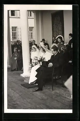 AK Brautpaar Fürstin Gina und Fürst Franz Josef II. von Liechtenstein und Geistlicher betrachten Schauspiel 1943
