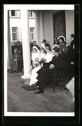 AK Brautpaar Fürst Franz Josef II. und Fürstin Gina von Liechtenstein betrachten Schauspiel bei ihrer Hochzeit 1943