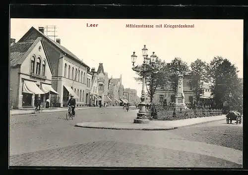 AK Leer / Ostfriesland, Mühlenstrasse mit Kriegerdenkmal