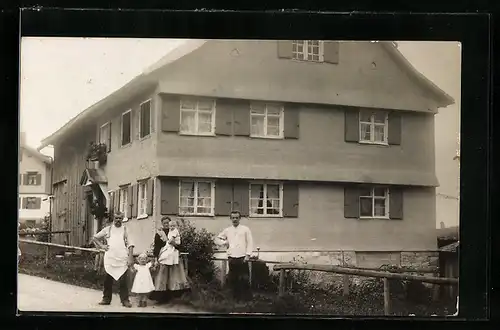 Foto-AK Rettenberg, Strassenpartie mit Familie 1912