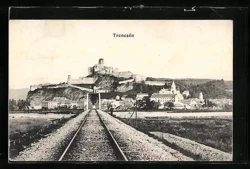 AK Trencsèn, Ortsansicht aus der Ferne