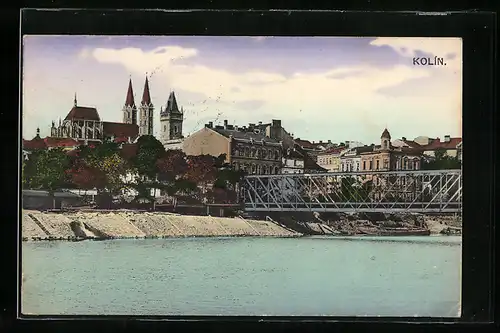 AK Kolin, die Brücke am Ufer, Blick zur St.-Bartholomäus-Kirche