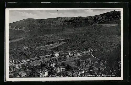 AK Brückenberg im Riesengebirge, Totalansicht mit der Schneekoppe