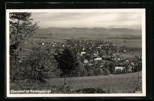 AK Giersdorf im Riesengebirge, Totalansicht von einem Berg aus