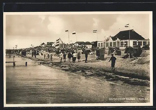 AK Dahme i. Holst., Ostseebad, Strandleben mit Passanten, Steg und Strandkörben