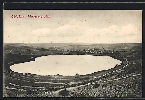 AK Daun, Schalkenmehr Maar, Blick über den See zum Ort hinüber