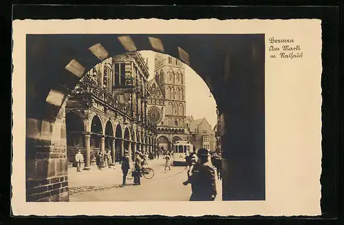 AK Bremen, Strassenbahn am Markt mit Rathaus