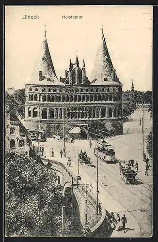 AK Lübeck, Strassenbahn und Pferdekutschen vor dem Holstentor