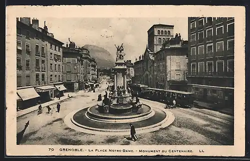AK Grenoble, La Place Notre-Dame-Monument du Centenaire, Strassenbahn