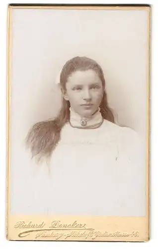Fotografie Richard Dencker, Hamburg, Gärtnerstr. 46, Schöne junge Frau im weissen Kleid mit Brosche und Perlenkette