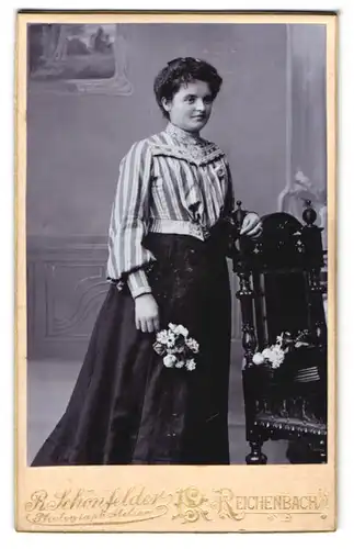 Fotografie R. Schönfelder, Reichenbach, Zwickauerstr. 42, Junge Dame im hellen Kleid mit Spitze und weissen Blumen