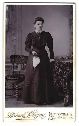 Fotografie Richard Klinger, Klingenthal, Junge hübsche Frau im schwarzen taillierten Kleid mit weisser Spitze und Tuch