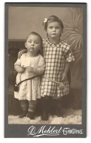 Fotografie D. Mehlert, Garding, Niedliche Brüder in hellen Kleidern mit Schleife im Haar und starren Blicken