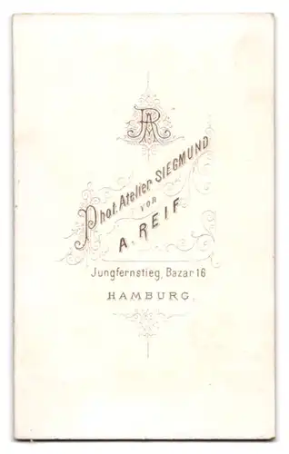 Fotografie A. Reif, Hamburg, Bazar 16, Junges Mädel im hellen Kleid mit schwarzer Spitze und Haarreif nebst Tisch