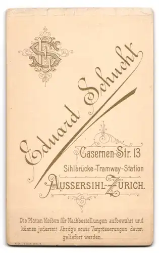 Fotografie Eduard Schucht, Aussersihl-Zürich, Casernenstr. 13, Niedliches Kleindkind im weissen Kleid mit breitem Band