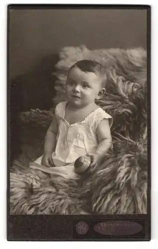 Fotografie Brüder Hahn, Chemnitz, Königstr. 21, Niedliches Baby im weissen Kleid mit dunklen Haaren und Ball