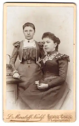 Fotografie L. Minzloff, Leipzig, Leipzigerstr. 7, Zwei hübsche Schwestern in dunklen Kleidern mit silber Sternenbroschen