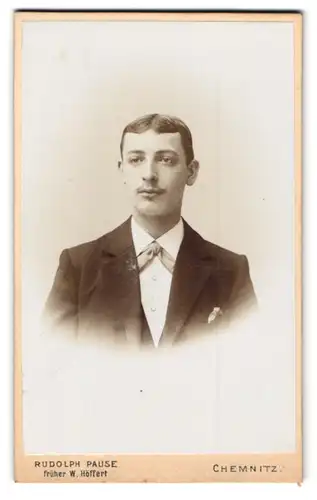 Fotografie Rudolph Pause, Chemnitz, Langestr. 34, Junger Mann im Anzug mit heller Fliege und seichtem Schnurrbart