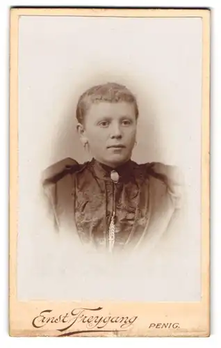 Fotografie Ernst Freygang, Penig, Brückenstr., Junge Dame im schwarzen taillierten Kleid mit runder Brosche und Ohrring