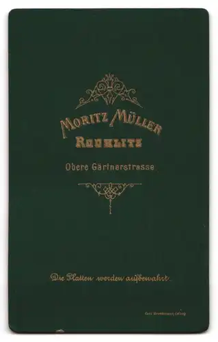 Fotografie Moritz Müller, Rochlitz, Obere Gärtnerstr., Junge schöne Dame im dunklen Kleid mit Brosche und Spange im Haar