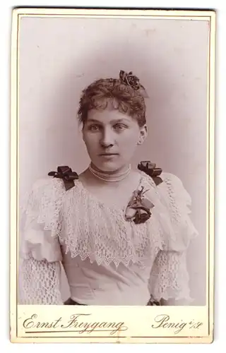 Fotografie Ernst Freygang, Penig, Brückenstr., Junge Dame im hellen Kleid mit schwarzen Schleifen und starrem Blick