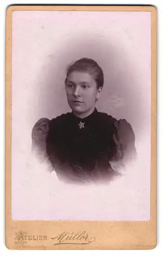 Fotografie Moritz Müller, Rochlitz, Obere Gärtnerstr., Junge schöne Frau im dunklen Kleid mit Sternenbrosche und Lächeln