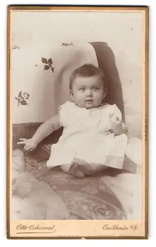 Fotografie Otto Ochernal, Geithain, Bahnhofstr., Kleines süsses Baby im weissen Kleid mit dicken Bäckchen