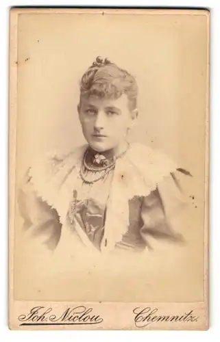 Fotografie Joh. Niclou, Chemnitz, Königstr. 5, Junge Dame im hellen Kleid mit Perlenkette und erschöpftem Blick