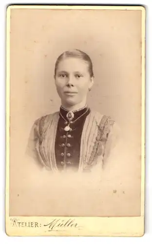 Fotografie M. Müller, Rochlitz, Junge Dame im geknöpften Kleid mit Halskette und breiter Brosche am Lächeln