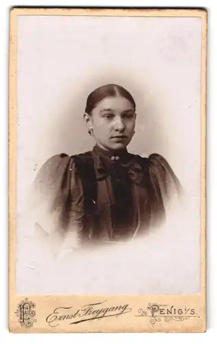 Fotografie Ernst Freygang, Penig, Brückenstr., Junge Frau im schwarzen Kleid mit Schleife und grosser Nase