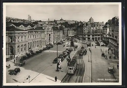 AK Zürich, Strassenbahnen und Litfasssäule am Bahnhofplatz