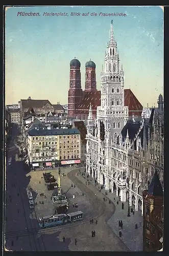 AK München, Blick auf den Marienplatz und die Frauenkirche aus der Vogelschau, Strassenbahn